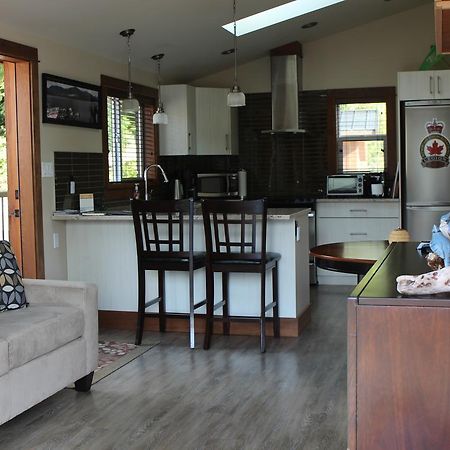 Tilby'S Rainbow Cottage Port Renfrew Ngoại thất bức ảnh
